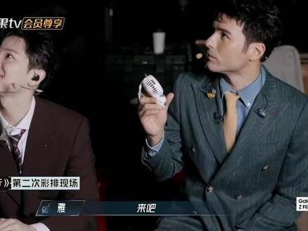 发现了一个细节,雅藏鞋时,小岳的风扇一直默默地跟随雅…