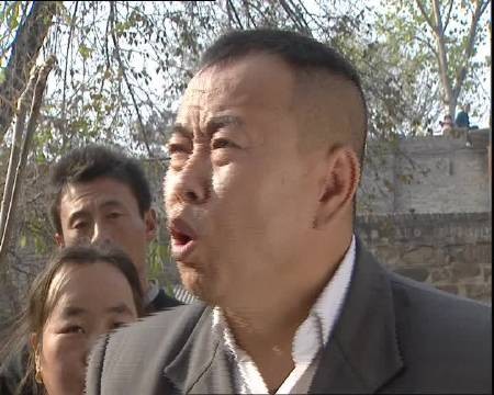 眼看着护不住村里的房子了,热锅上的喜富急得团团转