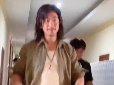 早期拓子哥在走边水之前,为了生活而卖艺的珍贵视频