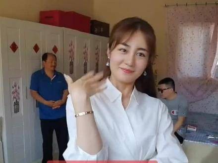 马上就要开播了!快来关注我吧! 搞笑