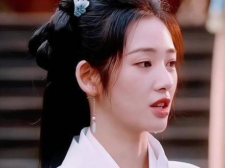 秦真真和上官雅确实很相似,两人都是生动明媚的女子,不愿受世俗束缚