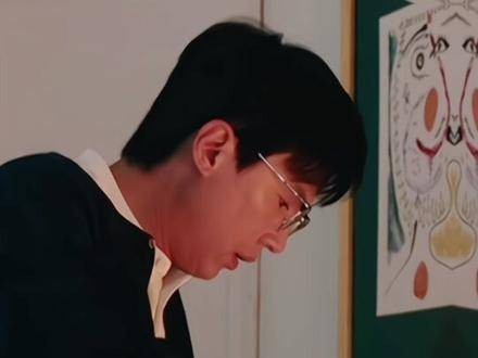 小姨夫心里其实从未放下小姨吧,手机不小心摔了就买一个新的送给她…