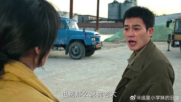 女友陪小伙跑车,小伙却只想大姐,女友直接一铁锹