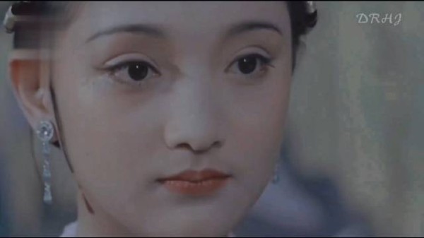 今天是周迅50岁生日,来看看她从17岁至50岁的颜值变化吧