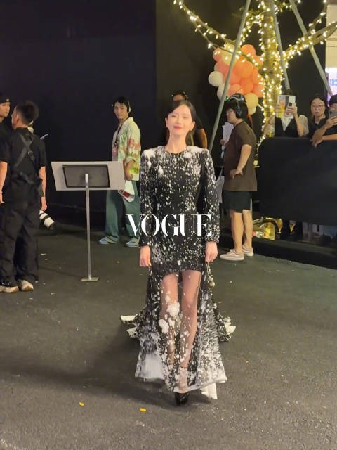 「Great To See You」红毯现场 人山人海中,目光锁定轻松拿捏优雅气质