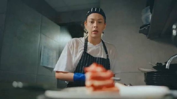 洗碗工只是偷吃一口蛋糕,却改变了她的一生