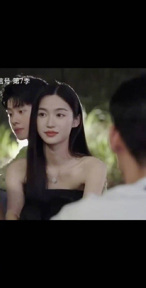 扑朔迷离了, 他俩一开始肯定是互相来电的,赵牧辰后来也是只想选择小咪的…