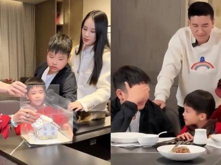 杨子一家四口为母亲庆祝生日,黄圣依推开了大儿子安迪,委屈地抱着奶奶落泪