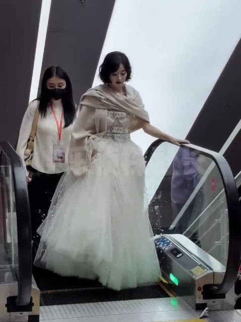 恭喜赵丽颖摘得大奖,一起来欣赏下 金鹰节后台艺人实况吧!来一波大团建礼包