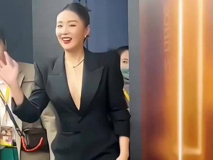 《狂飙》大嫂陈书婷出席活动,真人美得让人惊叹