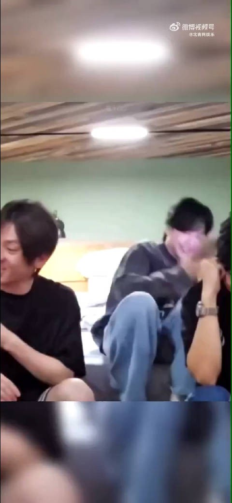 哥哥们看到石凯没进宿舍的视频,笑到停不下来,果然,真人秀玩的就是个真实!