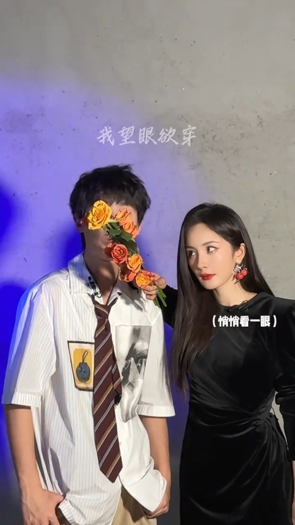 杨幂黄明昊合拍花絮,是挡脸照get的合拍搞笑姐弟是啦…