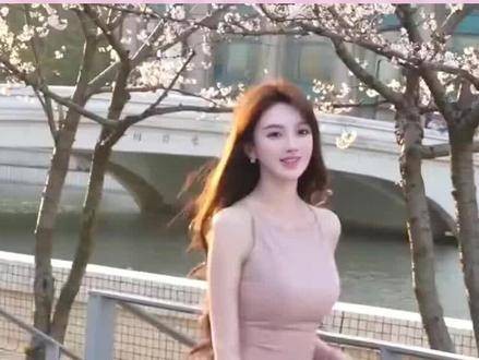 分享了自己名字背后的由来,在直播间里引起了观众们的极大兴趣