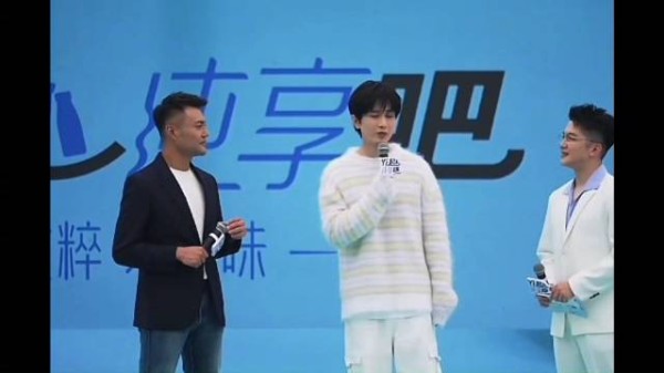 昨天的直播活动中,面对粉丝们的表白,成毅表示感谢…