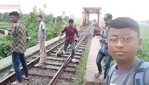 孟加拉少年在铁道上拍视频,然后被火车撞了,一人死亡