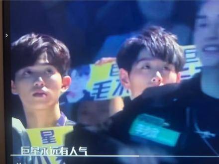 毛不易台上演唱,发现李昊在台下观看,真是有趣呢!