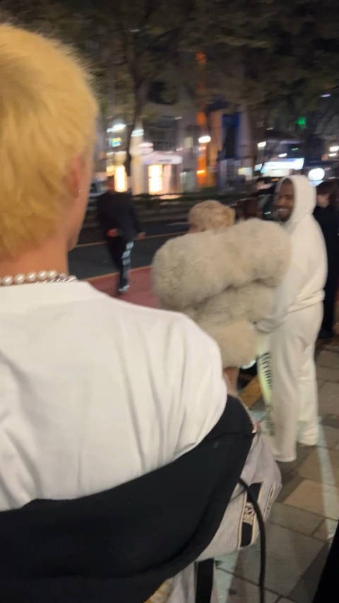 网友在东京街头碰到Ye,Ye注意到他的Bully短袖并且签了名,太屌了..
