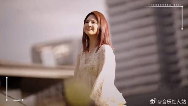 郭静露天演唱《心墙》，歌声动人心弦！