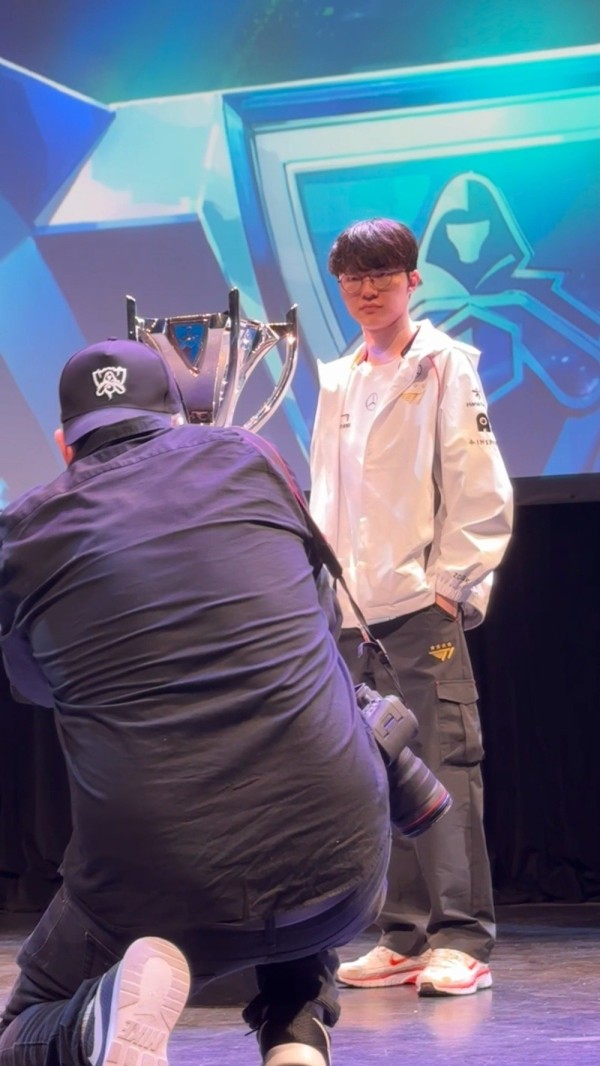 决赛发布会上和召唤师奖杯合照的Faker S14最前线 S14总决赛