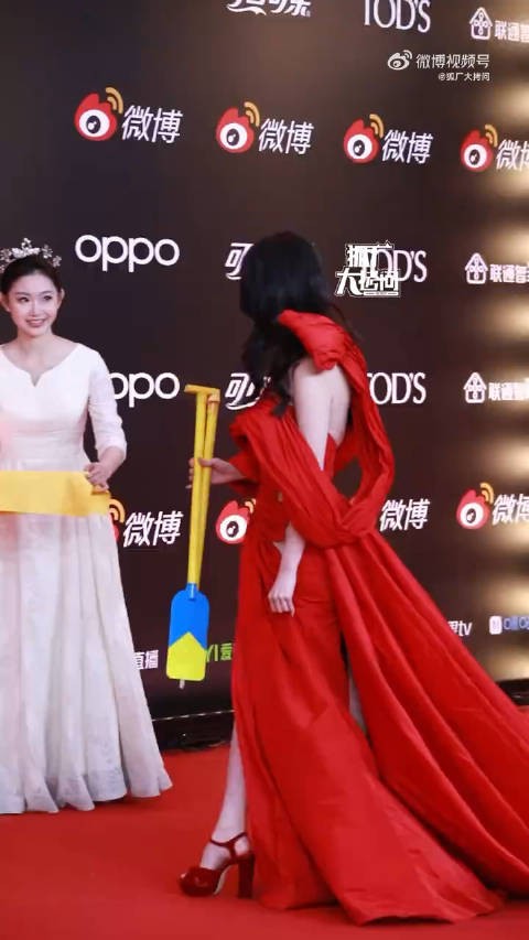 王楚然微播视界大会红毯,黑发红裙