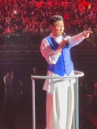 台北演唱会时话筒意外掉落,他还不忘幽默一番,这位62岁的天王真是萌翻了!