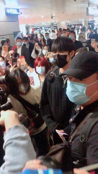陈凯歌的儿子真厉害,粉丝们追星心切,竟然把他围堵得跌倒了