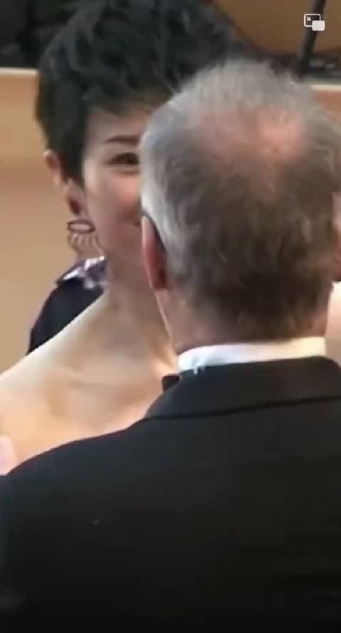 章子怡 短发造型惊艳亮相,大气优雅,完美展现东方美娱乐圈 时尚
