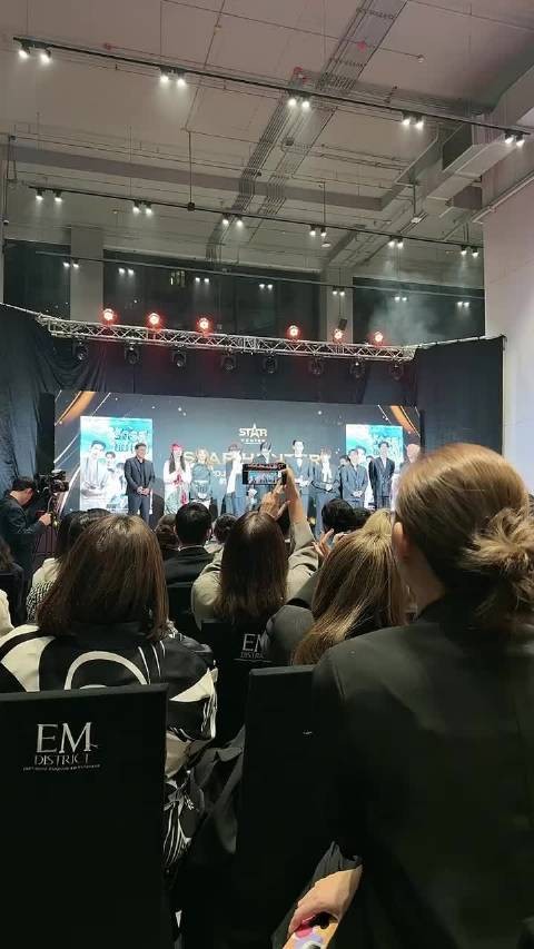 介绍导演和演员,对泰国小说改编剧进行讨论