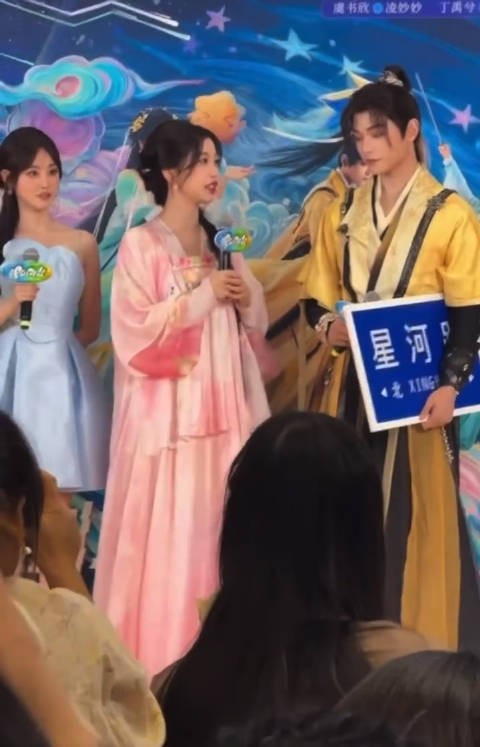主持人:这次有子期陪你 虞书欣:是呀~谢谢你慕声儿