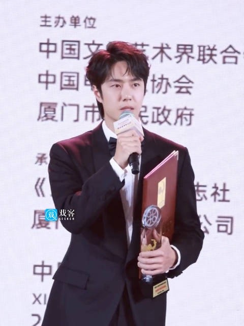 王一博领奖发言感谢了父母、大鹏和剧组,真诚又努力的人怎么能不爱呢!