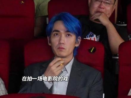 回顾一生的哀伤往事,在泪水与笑容间选择了哭笑不得