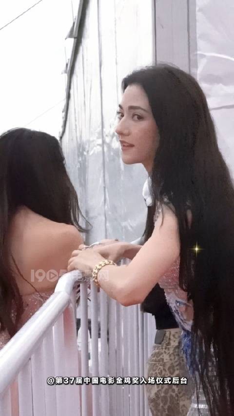 温碧霞和娜然在金鸡奖偶遇,两代妲己美得各有千秋!