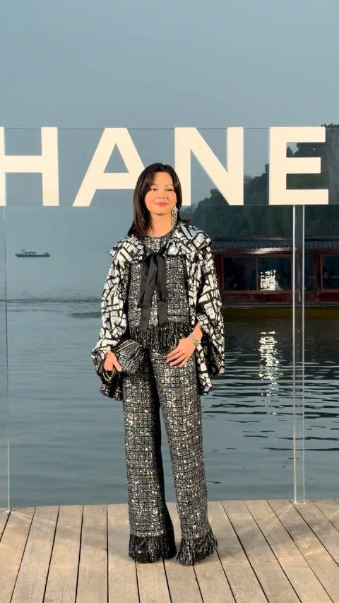 辛芷蕾亮相香奈儿杭州大秀现场,身着Chanel 2025 春夏系列,美得时髦自在