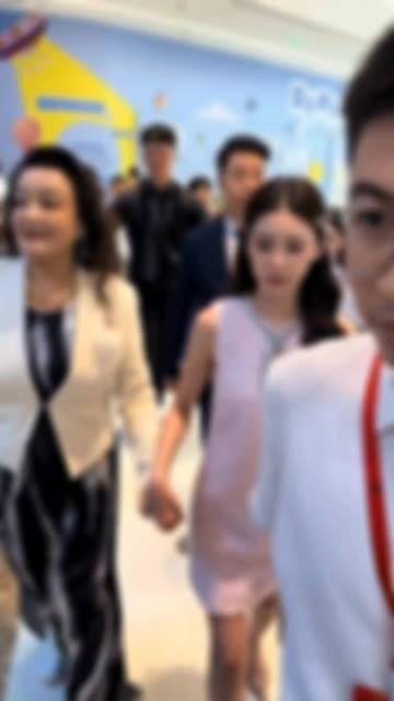 张兰与儿媳手挽手,共同为汪小菲庆祝生日