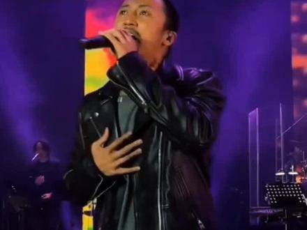 锋哥演唱会现场星光熠熠,女神芝芝压轴出场,一曲深情的《请别说》,触动心灵,观众沉浸在歌声中,感动之情久久不散