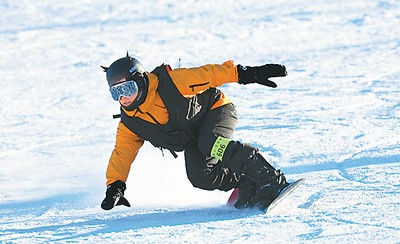 近日，滑雪爱好者在内蒙古自治区扎兰屯市金龙山滑雪场体验滑雪。韩颖群摄（人民视觉）