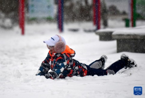 天津市水上公园，一名儿童在雪地上玩耍（图片来源：新华社）