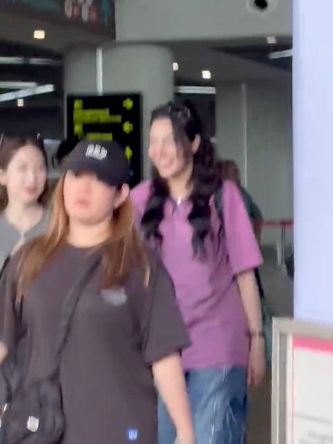 手牵手的两个小宝宝,金毛小狗好开心 cr.Mini_Tey14