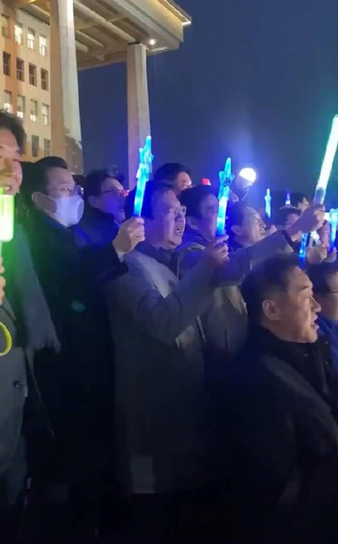 韩国议员们在国会厅举着爱豆应援棒呼吁大家给总统尹锡悦弹劾案投同意票