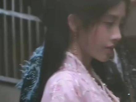 芙蓉不及美人妆，水殿风来珠翠香