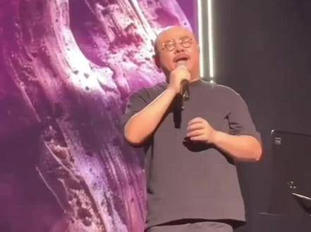 发现师父 唱不出来了,徐子尧急得泪眼汪汪,含泪救场,现场瞬间泪流满面