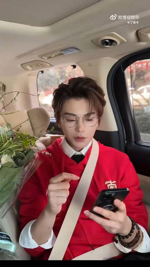 丁禹兮开机现场拿喇叭清唱无暇 好羡慕在现场听到@丁禹兮 唱歌的宝宝们!