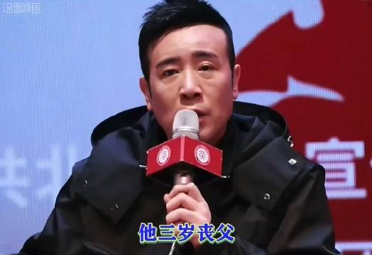 3岁丧父被全家托举长大，成名后为8个哥哥姐姐逐一买房！