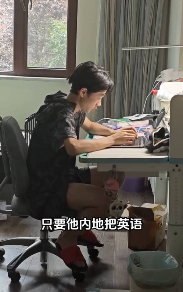 杨阳洋在书桌前认真学习。