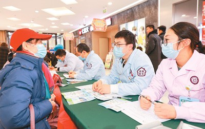 近日，江苏省宿迁市宿豫区万达广场，区豫新医院、区妇保院开展联合义诊活动，来自两家医院的30多名医护人员为群众提供血压测量、家庭医生签约、妇幼保健咨询等服务，受到群众好评。蔡 亮摄（人民视觉）