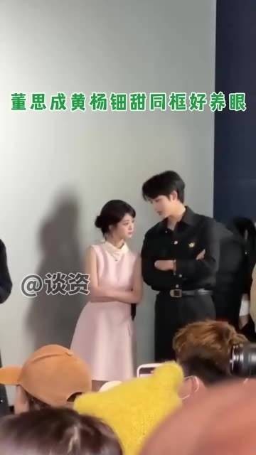 两人相差10岁,但站一起真的超搭!这甜蜜互动让人忍不住心动,五福临门