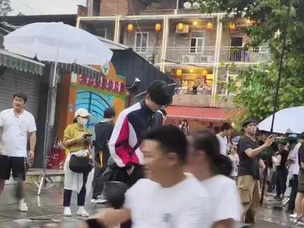 重庆男女见到白敬亭的不同反应,真是笑翻了,就像在说相声