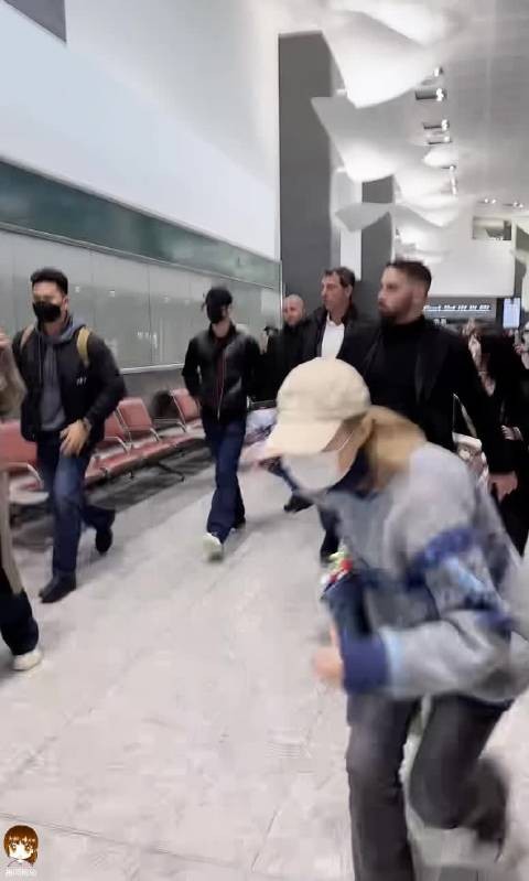安全到达,男模机场秀,后天秀场见 肖战米兰时装周 肖战素颜复古黑框眼镜