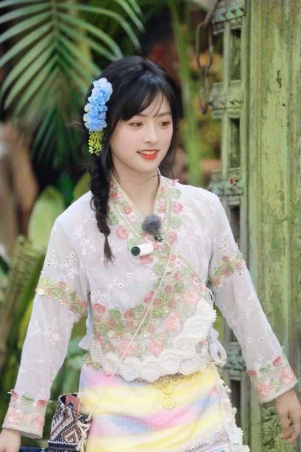 沈月笑容甜美。