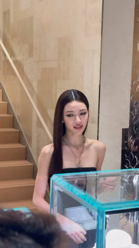 钟楚曦真的好绝!真顶住顶光的冷白皮